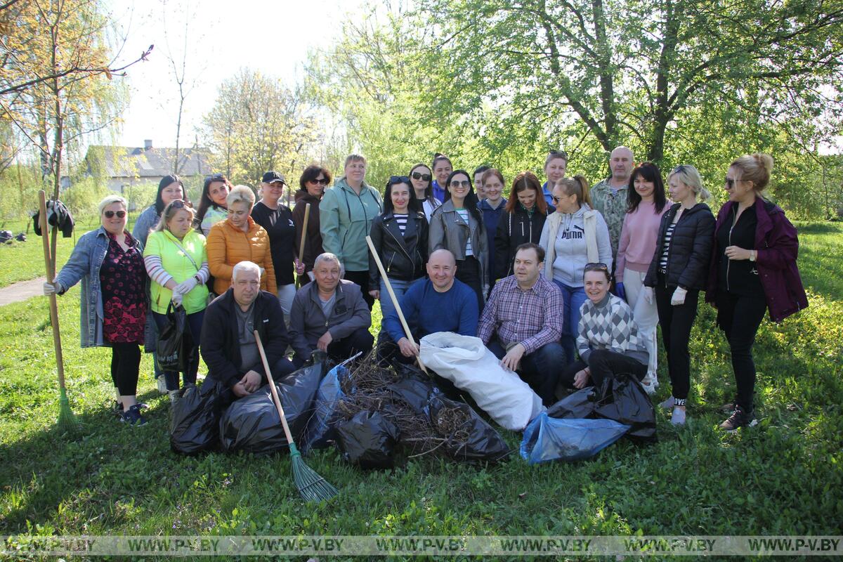Сотрудники центра гигиены и эпидемиологии убирали сквер на улице клубной Сотрудники центра гигиены и эпидемиологии убирали сквер на улице клубной