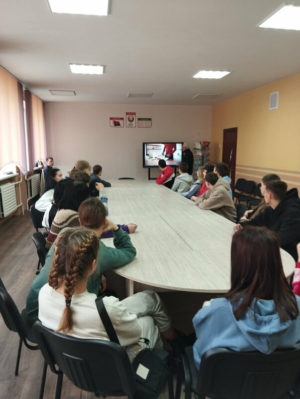 Беседа в Пинском государственном колледже строителей о здоровом питании и профилактике зависимостей в рамках акции “В защиту жизни”