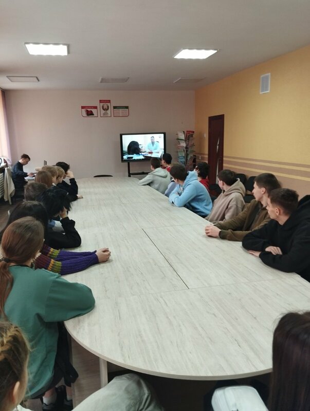 Беседа в Пинском государственном колледже строителей о здоровом питании и профилактике зависимостей в рамках акции “В защиту жизни”