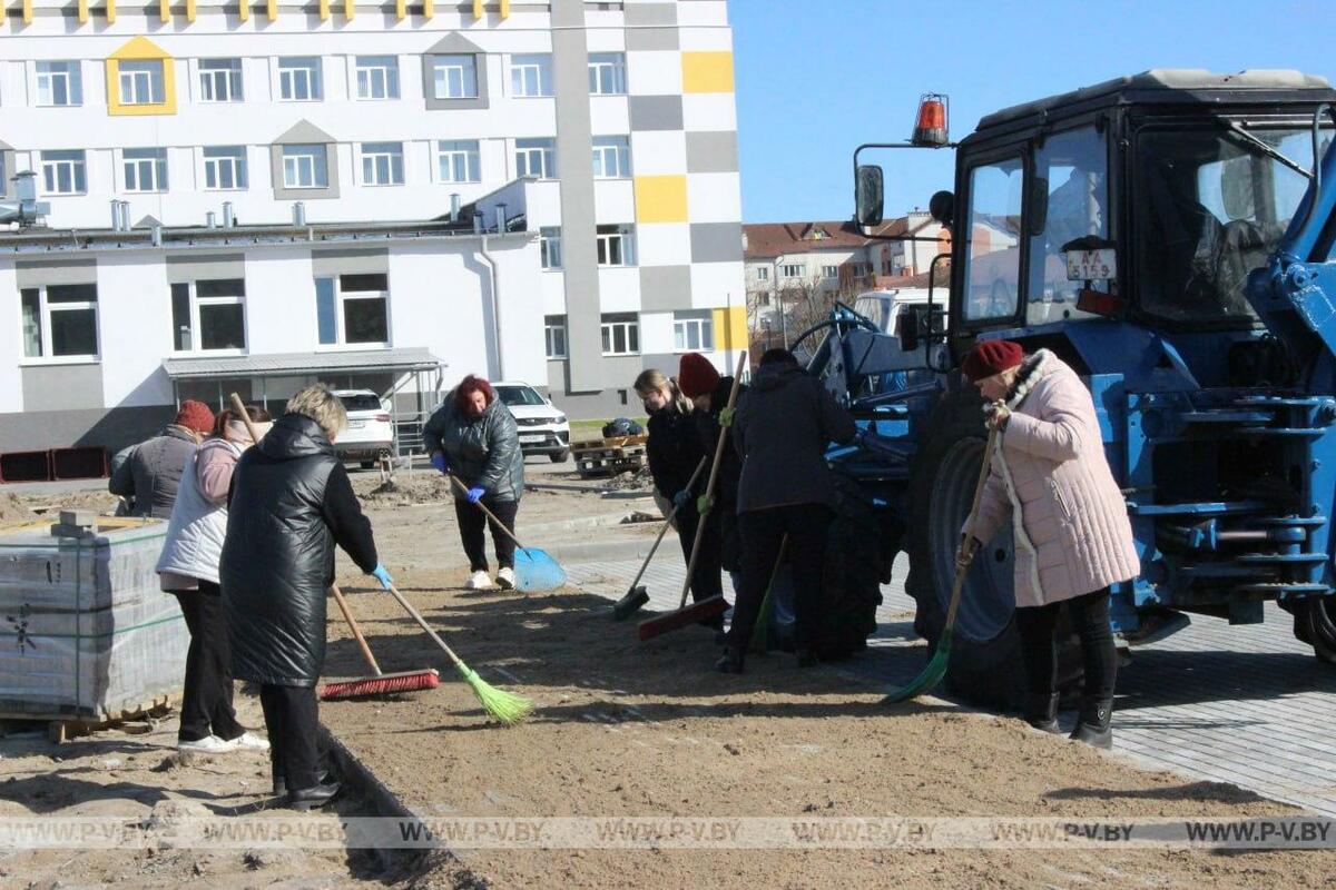 Побывали на территории детской поликлиники, которую пинчане благоустраивали во время Республиканского субботника Побывали на территории детской поликлиники, которую пинчане благоустраивали во время Республиканского субботника