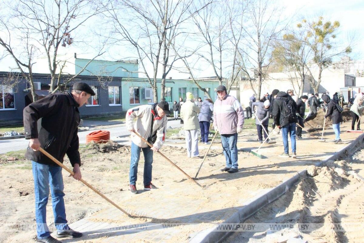 Побывали на территории детской поликлиники, которую пинчане благоустраивали во время Республиканского субботника Побывали на территории детской поликлиники, которую пинчане благоустраивали во время Республиканского субботника