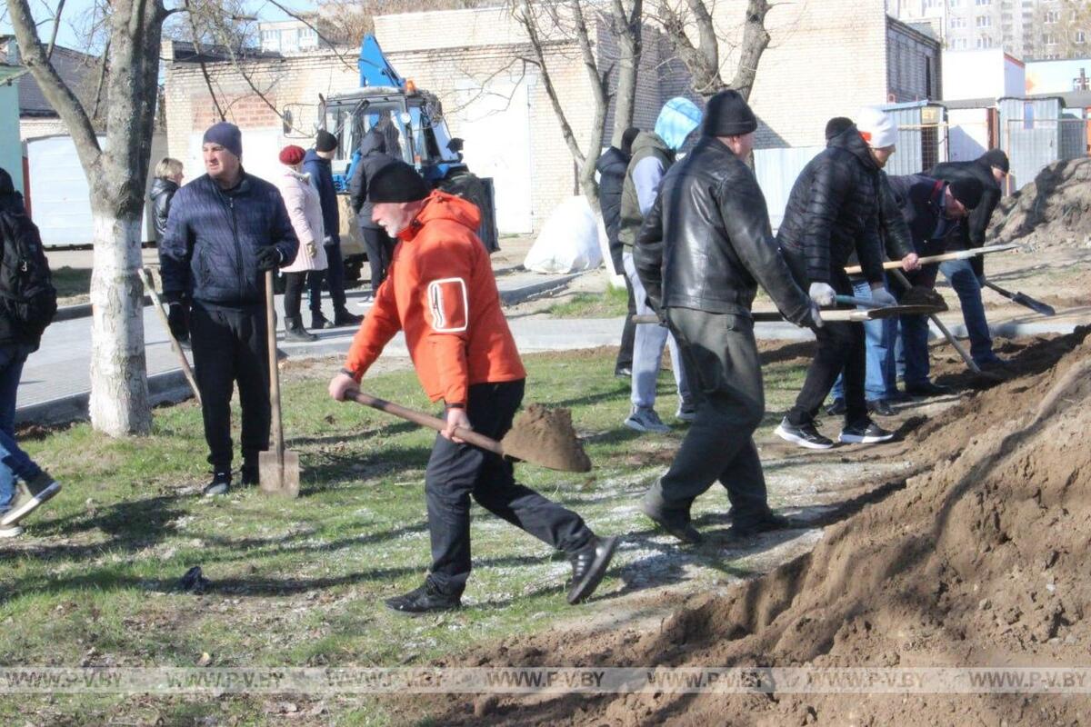 Побывали на территории детской поликлиники, которую пинчане благоустраивали во время Республиканского субботника Побывали на территории детской поликлиники, которую пинчане благоустраивали во время Республиканского субботника