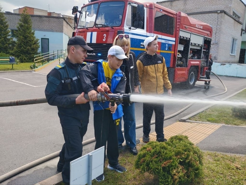 Пинские спасатели встретились с воспитанниками коррекционного центра Пинского района Пинские спасатели встретились с воспитанниками коррекционного центра Пинского района